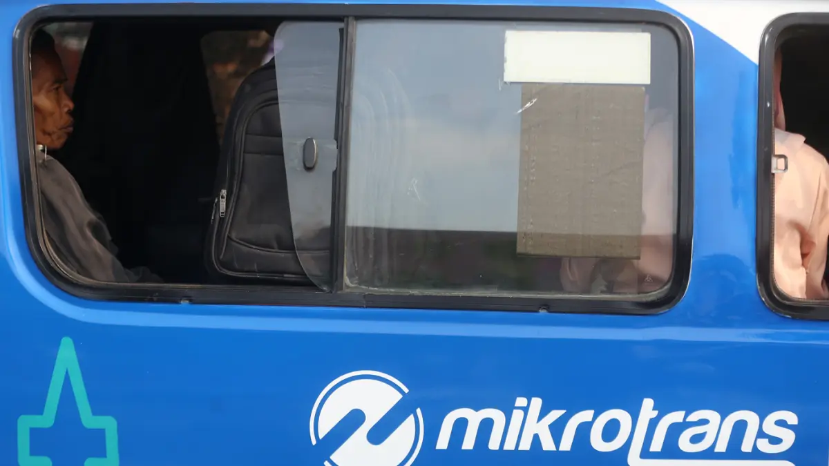 Penumpang angkutan kota (Angkot) Mikrotrans JakLingko Jak-46 Jurusan Pasar Minggu-Lebak Bulus melintas di Kawasan Pejaten. (Dery Ridwansah/ JawaPos.com)
