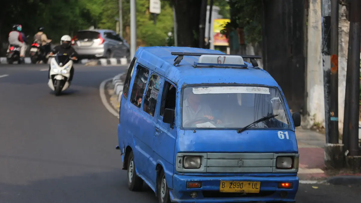 Penumpang angkutan kota (Angkot) Mikrotrans JakLingko Jak-46 Jurusan Pasar Minggu-Lebak Bulus melintas di Kawasan Pejaten. (Dery Ridwansah/ JawaPos.com)