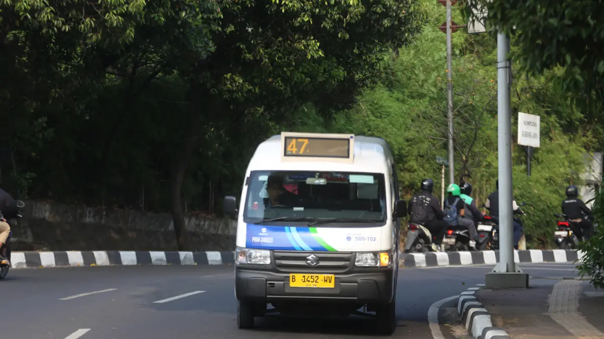 Penumpang angkutan kota (Angkot) Mikrotrans JakLingko Jak-46 Jurusan Pasar Minggu-Lebak Bulus melintas di Kawasan Pejaten. (Dery Ridwansah/ JawaPos.com)