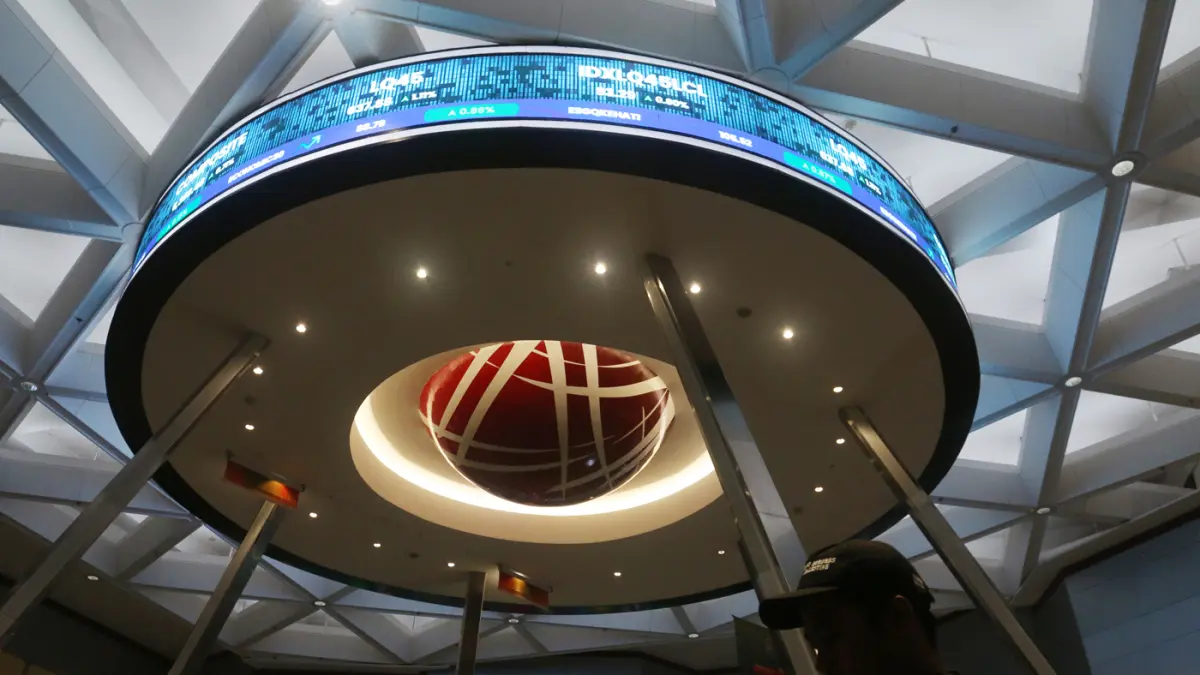 pergerakan Indeks Harga Saham Gabungan (IHSG) di Bursa Efek Indonesia (BEI), Jakarta, Jumat (7/8/2026). (Dery Ridwansah/ JawaPos.com)