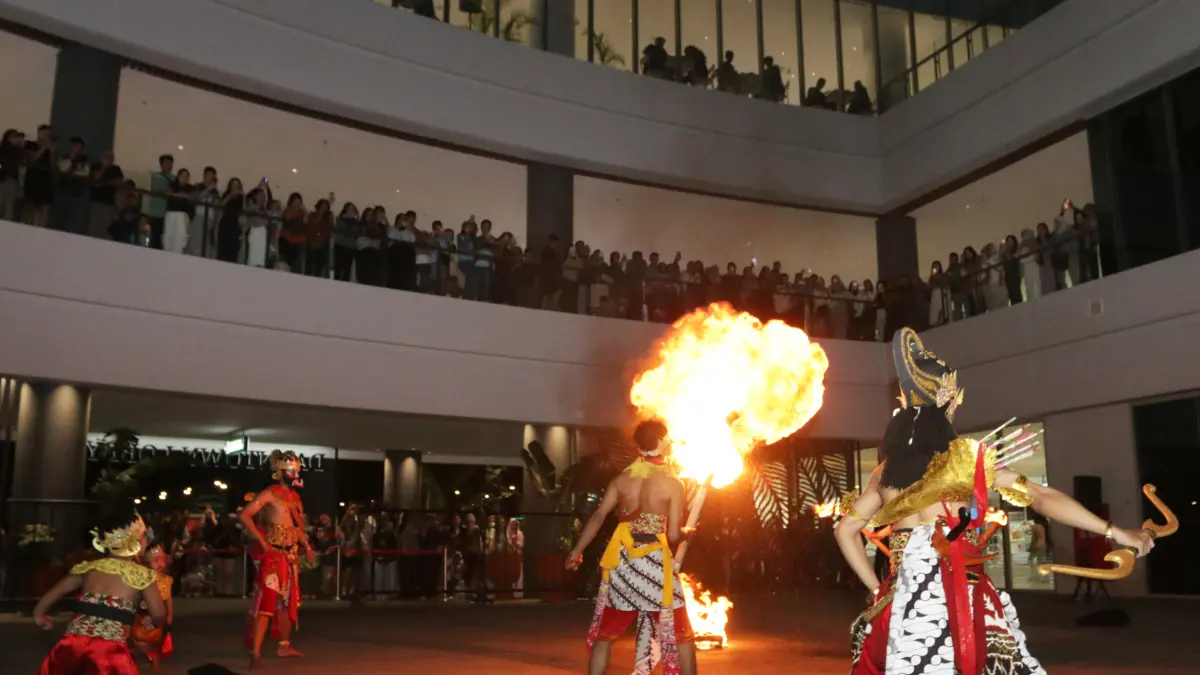Pertunjukan Anoman Obong menjadi salah satu sajian dalam program Wayang on the Mall di Mal 23 Semarang. Ruang publik mal dimanfaatkan sebagai panggung bagi para pelaku seni,Kota Semarang,Sabtu(8/8/2026)