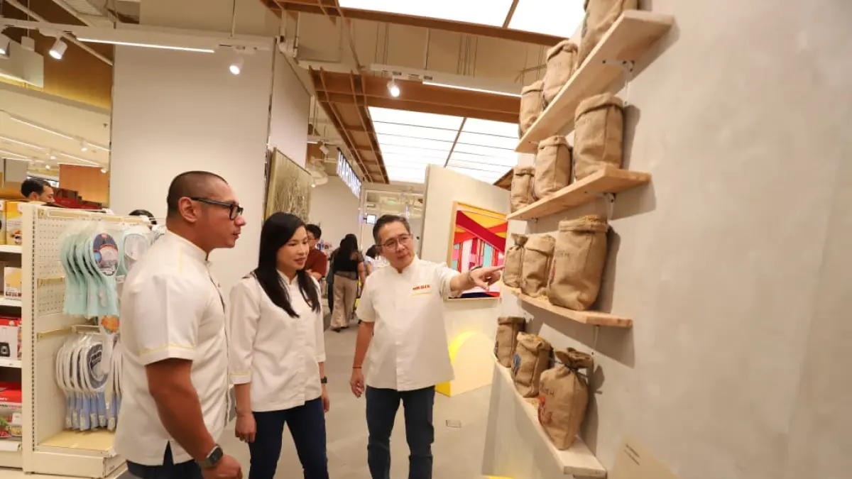 Presiden Direktur MR.D.I.Y. Indonesia Edwin Cheah bersama Chief Financial Officer MR.D.I.Y. Indonesia Rika Juniaty Tanzil dan Direktur/VP of Business Development MR.D.I.Y. Indonesia Michael Cohen melihat karya