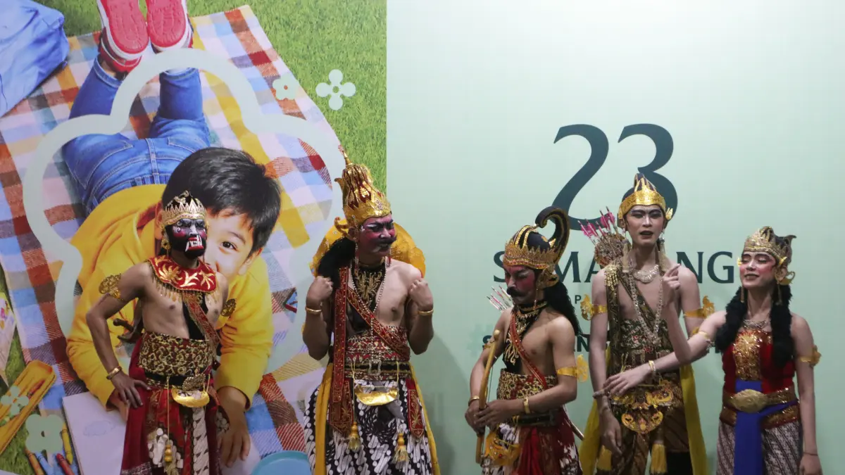 Sejumlah pemain Sanggar Kusuma Wiratama tampil dalam pertunjukan Anoman Obong melalui program Wayang on the Mall di Mal 23 Kota Semarang,Sabtu(8/8/2026)