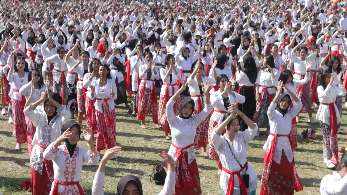 Sejumlah penari mementaskan tari dug dug der Semarangan saat mengikuti Festival Tari Dug Dug Der di Lapangan Pancasila Simpang Lima, Semarang, Jawa Tengah, Minggu (9/8/2026).