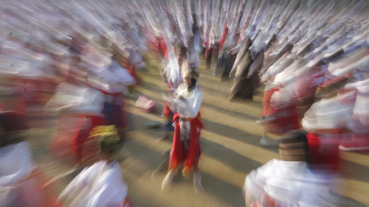 Sejumlah penari mementaskan tari dug dug der Semarangan saat mengikuti Festival Tari Dug Dug Der di Lapangan Pancasila Simpang Lima, Semarang, Jawa Tengah, Minggu (9/8/2026)