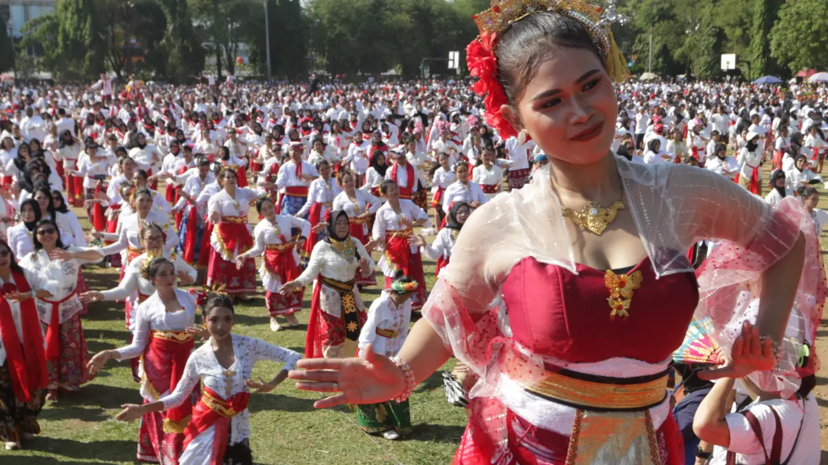 Sejumlah penari mementaskan tari dug dug der Semarangan saat mengikuti Festival Tari Dug Dug Der di Lapangan Pancasila Simpang Lima, Semarang, Jawa Tengah, Minggu (9/8/2026).