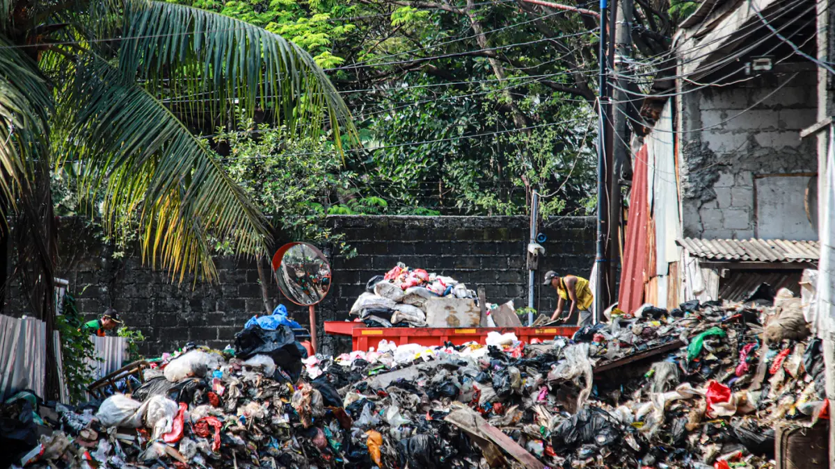 Sejumlah petugas dari PPSU dan Dinas LH Provinsi DKI Jakarta membersihkan tumpukan sampah yang menutup akses jalan di Kedaung Kali Angke, Cengkareng, Jakarta, Jumat (07/08/2026). (Hanung Hambara/Jawa Pos)