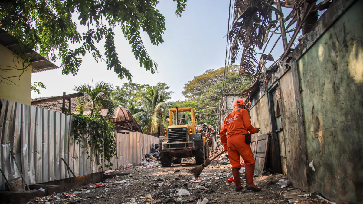 Sejumlah petugas dari PPSU dan Dinas LH Provinsi DKI Jakarta membersihkan tumpukan sampah yang menutup akses jalan di Kedaung Kali Angke, Cengkareng, Jakarta, Jumat (07/08/2026). (Hanung Hambara/Jawa Pos)