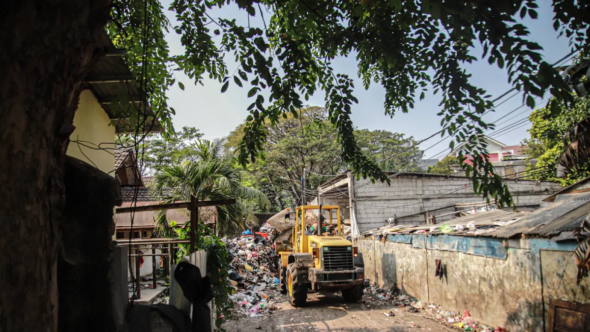 Sejumlah petugas dari PPSU dan Dinas LH Provinsi DKI Jakarta membersihkan tumpukan sampah yang menutup akses jalan di Kedaung Kali Angke, Cengkareng, Jakarta, Jumat (07/08/2026). (Hanung Hambara/Jawa Pos)