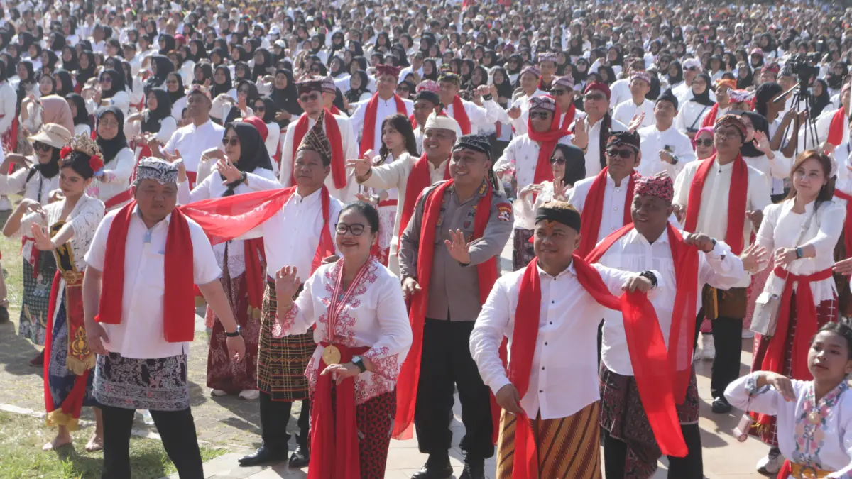 Wali Kota Semarang, Agustina Wilujeng,(Tengah) memimpin dan mengenalkan tarian identitas baru bernama Tari Dug Dug Der pada Festival Tari Dug Dug Der Semarang,Kota Semarang,Minggu(9/8/2026)