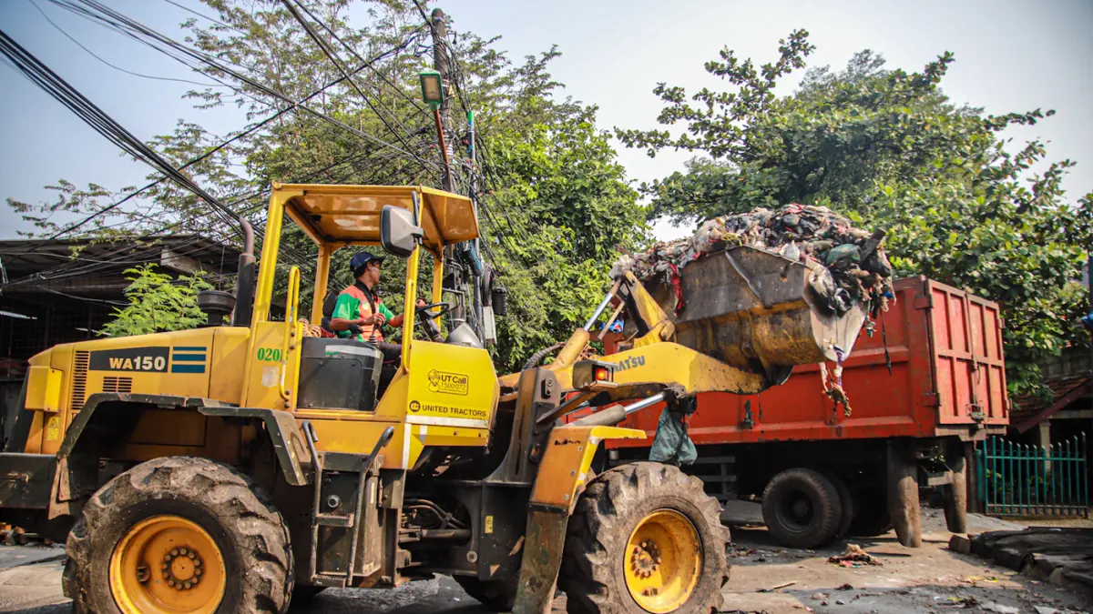 Sejumlah petugas dari PPSU dan Dinas LH Provinsi DKI Jakarta membersihkan tumpukan sampah yang menutup akses jalan di Kedaung Kali Angke, Cengkareng, Jakarta, Jumat (07/08/2026). Sejumlah petugas dari PPSU dan Dinas LH Provinsi DKI Jakarta membersihkan tu