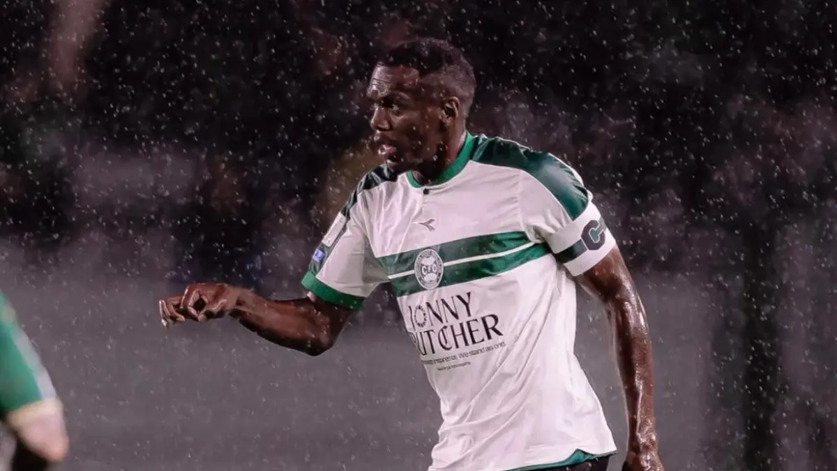 Jacy terjatuh ke terowongan saat merayakan gol Coritiba. Sialnya, gol bek 29 tahun itu kemudian dianulir VAR karena offside. (Dok. Jacy) - Image