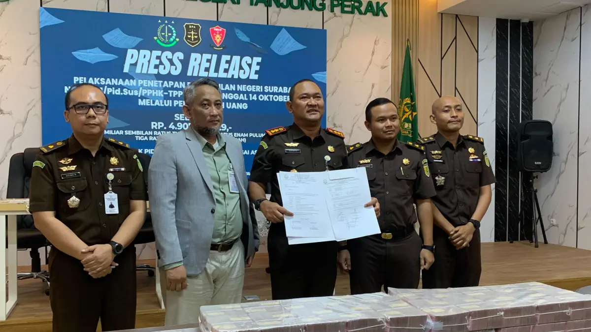 Kejari Tanjung Perak, Surabaya menyetorkan Rp 4,9 miliar uang rampasan kasus TPPU judol ke kas negara. (Novia Herawati/ JawaPos.com) - Image