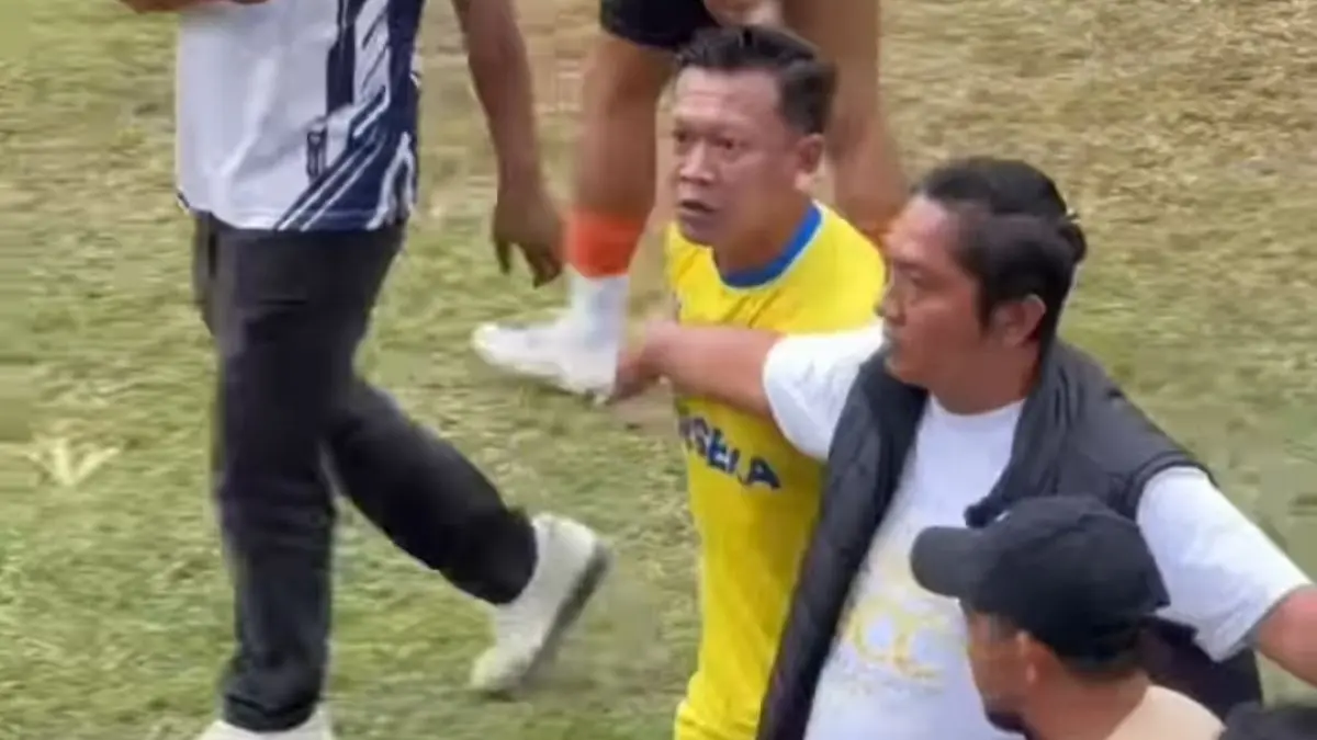Kiper Perseka serang wasit protes keputusan tak adil di Turnamen Andalas Bupati Cup Banjarnegara 2026. (Istimewa) - Image