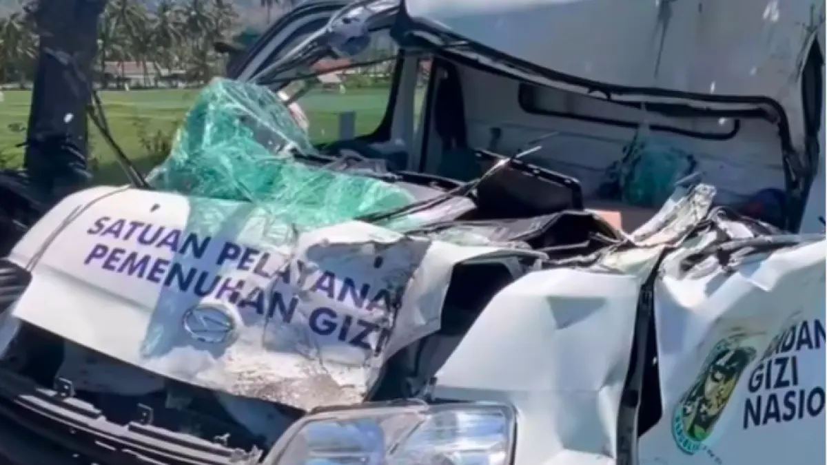 Sebuah mobil Satuan Pelayanan Pemenuhan Gizi (SPPG) mengalami kecelakaan di jalan lingkar Desa Ketapang, Kecamatan Kalipuro, Banyuwangi, pada Senin (10/8) pagi/(Radar Banyuwangi) - Image