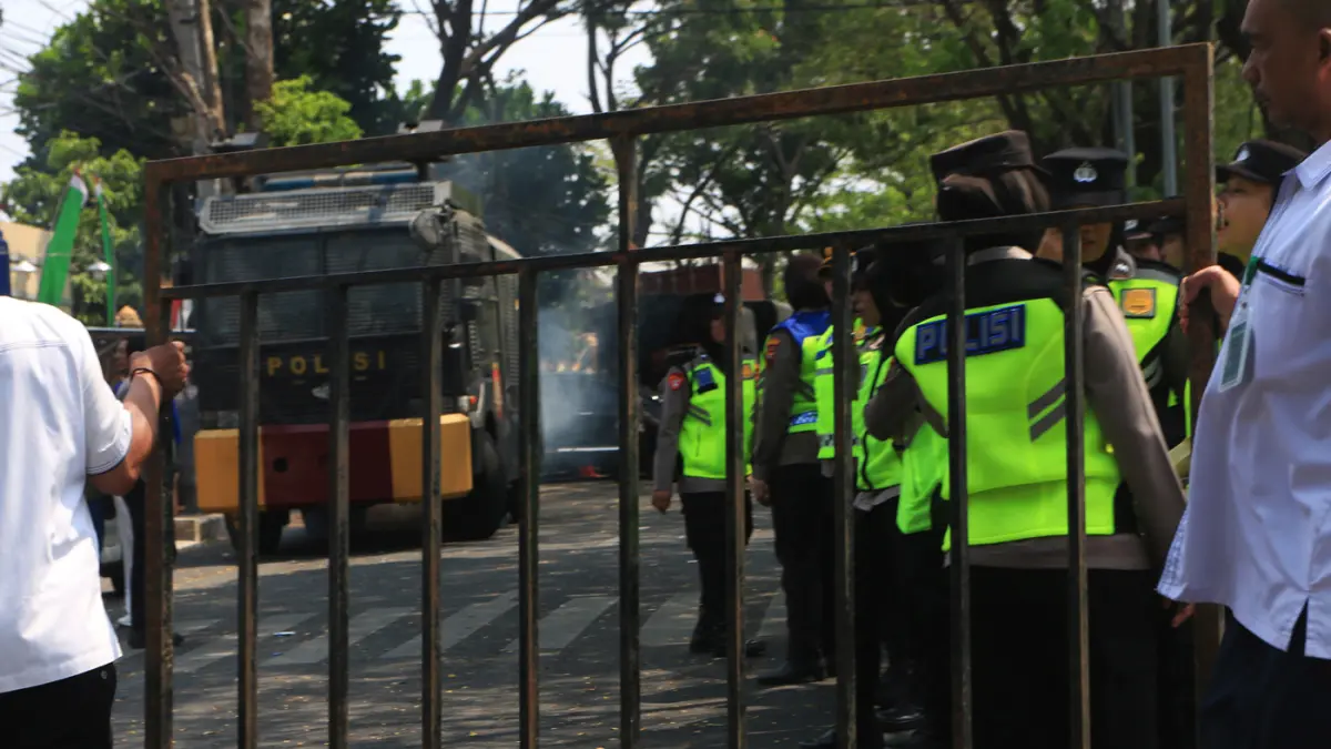 Personel Kepolisian melakukan pengamanan sidang lanjutan kasus dugaan suap dan gratifikasi proyek Direktorat Jenderal Perkeretaapian (DJKA) Kementerian Perhubungan serta kasus dugaan pemerasan dalam seleksi perangkat desa Kabupaten Pati dengan terdakwa Bu