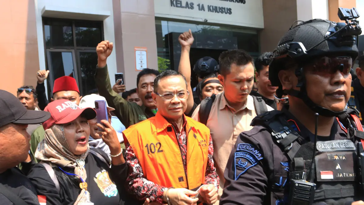 Bupati Pati nonaktif Sudewo (tengah) dengan dikawal personel Korps Brimob berjalan menuju mobil tahanan usai menjalani sidang lanjutan kasus dugaan suap, di Pengadilan Tipikor, Semarang, Jawa Tengah, Senin (10/8/2026). (Nur Chamim/ Jawa Pos Radar Semarang