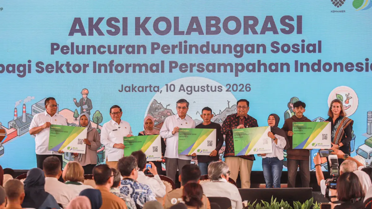 Dari kiri Menteri Lingkungan Hidup Mohammad Jumhur Hidayat, Gubernur DKI Jakarta Pramono Anung dan Menteri Ketenagakerjaan Yassierli memberikan kartu BPJS secara simbolik saat Peluncuran Perlindungan Soasial Sektor Informal Persampahan di RDF Rorotan, Jak