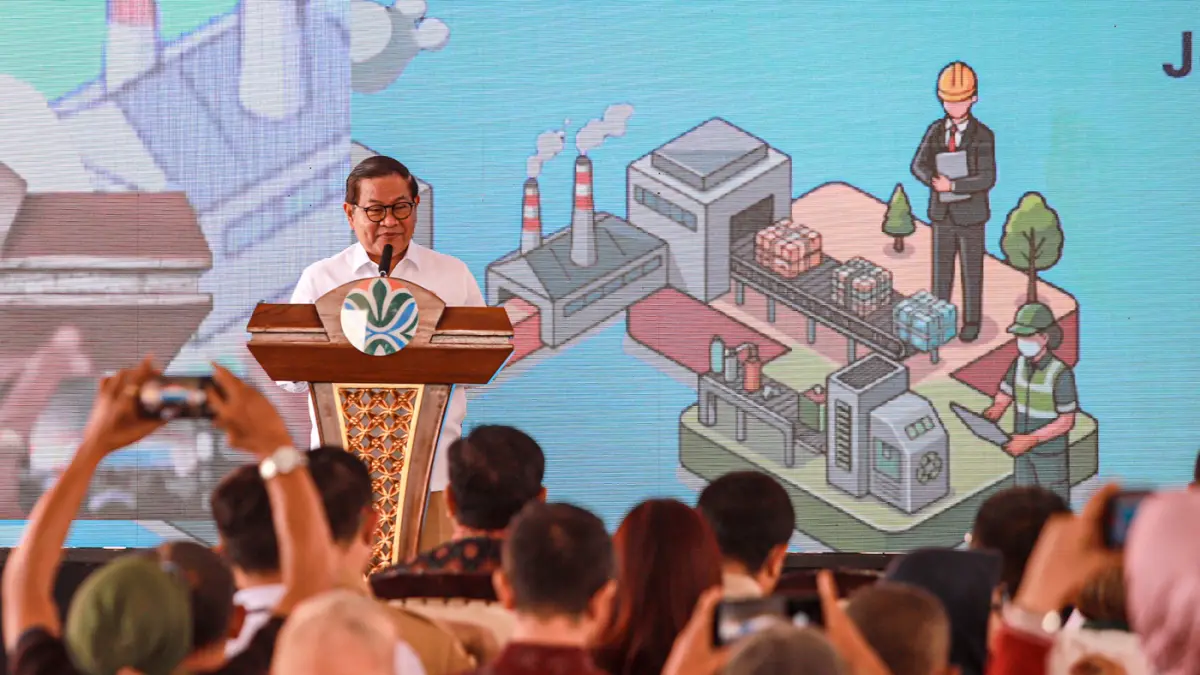 Gubernur DKI Jakarta Pramono Anung memberikan sambutan saat Peluncuran Perlindungan Soasial Sektor Informal Persampahan di RDF Rorotan, Jakarta, Senin (10/08/2026). (Hanung Hambara/Jawa Pos)