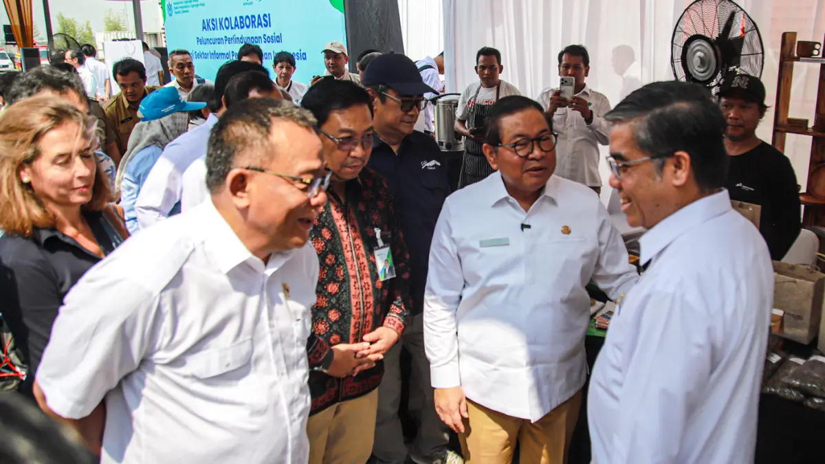 Dari kiri Menteri Lingkungan Hidup Mohammad Jumhur Hidayat, Gubernur DKI Jakarta Pramono Anung dan Menteri Ketenagakerjaan Yassierli melihat UMKM saat Peluncuran Perlindungan Soasial Sektor Informal Persampahan di RDF Rorotan, Jakarta, Senin (10/08/2026).