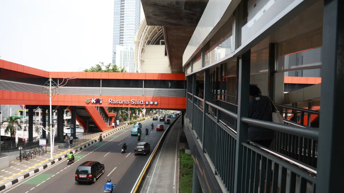 Jembatan Penyeberangan Orang (JPO) Kuningan atau yang dikenal dengan sebutan JPO Love-Hate Relationship yang terdapat pagar pembatas di kawasan Jalan HR Rasuna Said, Kuningan, Jakarta Selatan, Senin (10/8/2026). (Dery Ridwansah/ JawaPos.com)