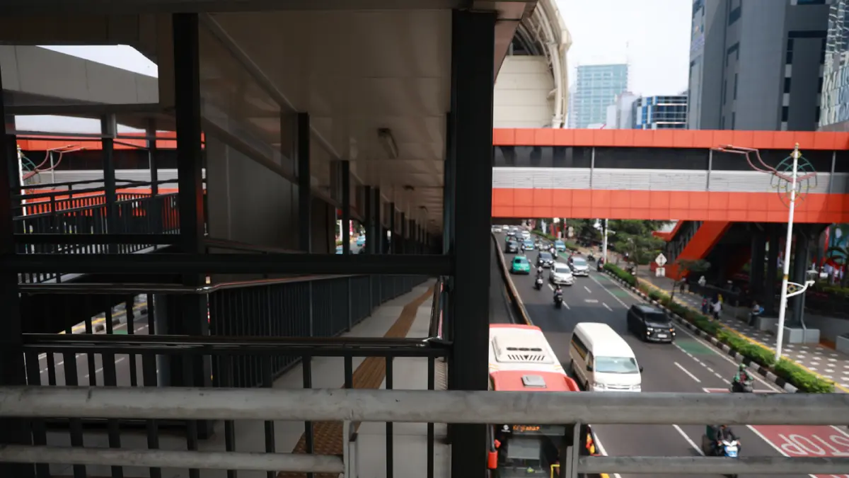 Jembatan Penyeberangan Orang (JPO) Kuningan atau yang dikenal dengan sebutan JPO Love-Hate Relationship yang terdapat pagar pembatas di kawasan Jalan HR Rasuna Said, Kuningan, Jakarta Selatan, Senin (10/8/2026). (Dery Ridwansah/ JawaPos.com)