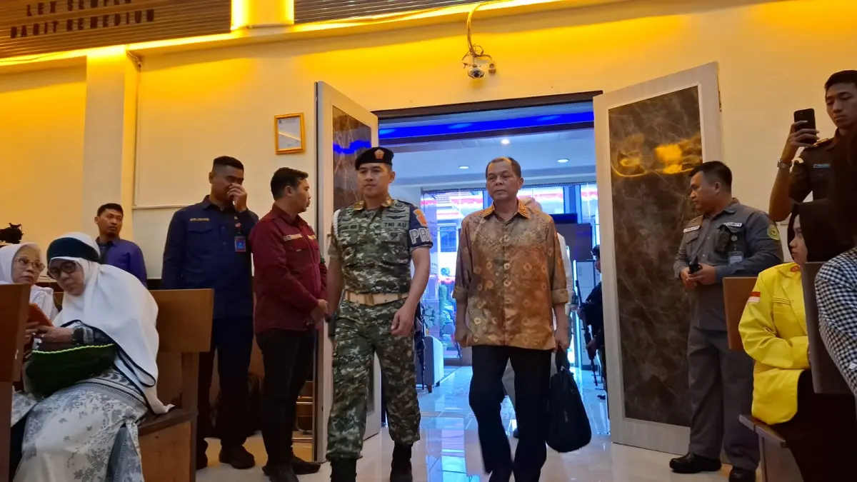 Mantan Kepala Baranahan Kemhan Laksamana Muda TNI (Purn) Leonardi dalam sidang di Pengadilan Militer Tinggi II Jakarta pada Selasa (11/8). (Sahrul Yunizar/JawaPos.com) - Image