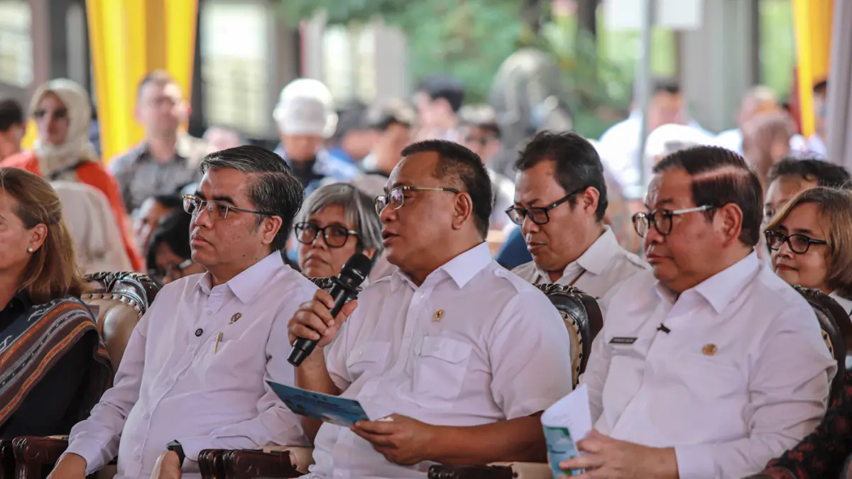 Dari kanan Gubernur DKI Jakarta Pramono Anung, Menteri Lingkungan Hidup Mohammad Jumhur Hidayat, dan Menteri Ketenagakerjaan Yassierli melalukan video daring saat Peluncuran Perlindungan Soasial Sektor Informal Persampahan di RDF Rorotan, Jakarta, Senin (