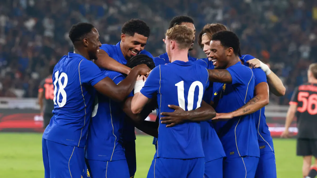 Para pemain Chelsea berselebrasi usai menang dan mengalahkan AC Milan dalam pertandingan Indonesia Super Cup 2026 di Stadion Utama Gelora Bung Karno, Jakarta, Sabtu (8/8/2026). (Dery Ridwansah/ JawaPos.com)