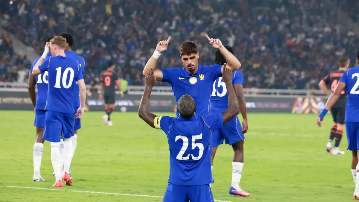 Para pemain Chelsea berselebrasi usai menang dan mengalahkan AC Milan dalam pertandingan Indonesia Super Cup 2026 di Stadion Utama Gelora Bung Karno, Jakarta, Sabtu (8/8/2026). (Dery Ridwansah/ JawaPos.com)