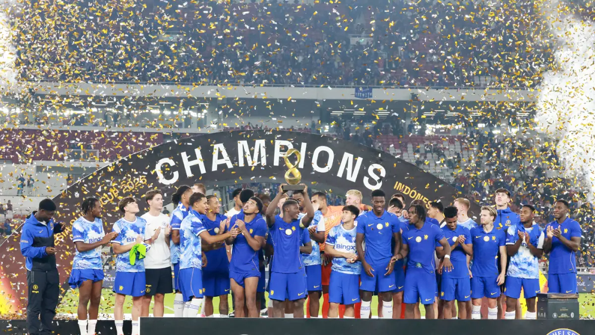 Para pemain Chelsea berselebrasi usai menang dan mengalahkan AC Milan dalam pertandingan Indonesia Super Cup 2026 di Stadion Utama Gelora Bung Karno, Jakarta, Sabtu (8/8/2026). (Dery Ridwansah/ JawaPos.com)
