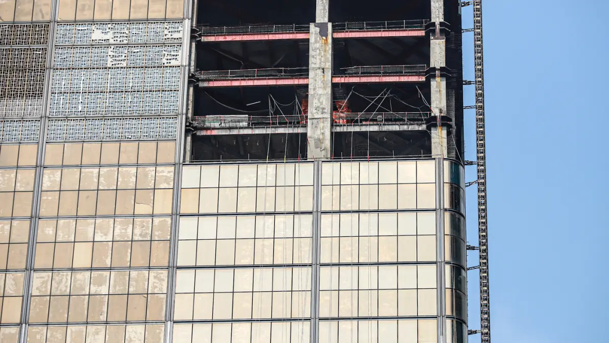Pekerja memasang kaca gedung di kawasan Jalan M.H. Thamrin, Jakarta, Jumat (07/08/2026). (Hanung Hambara/Jawa Pos)