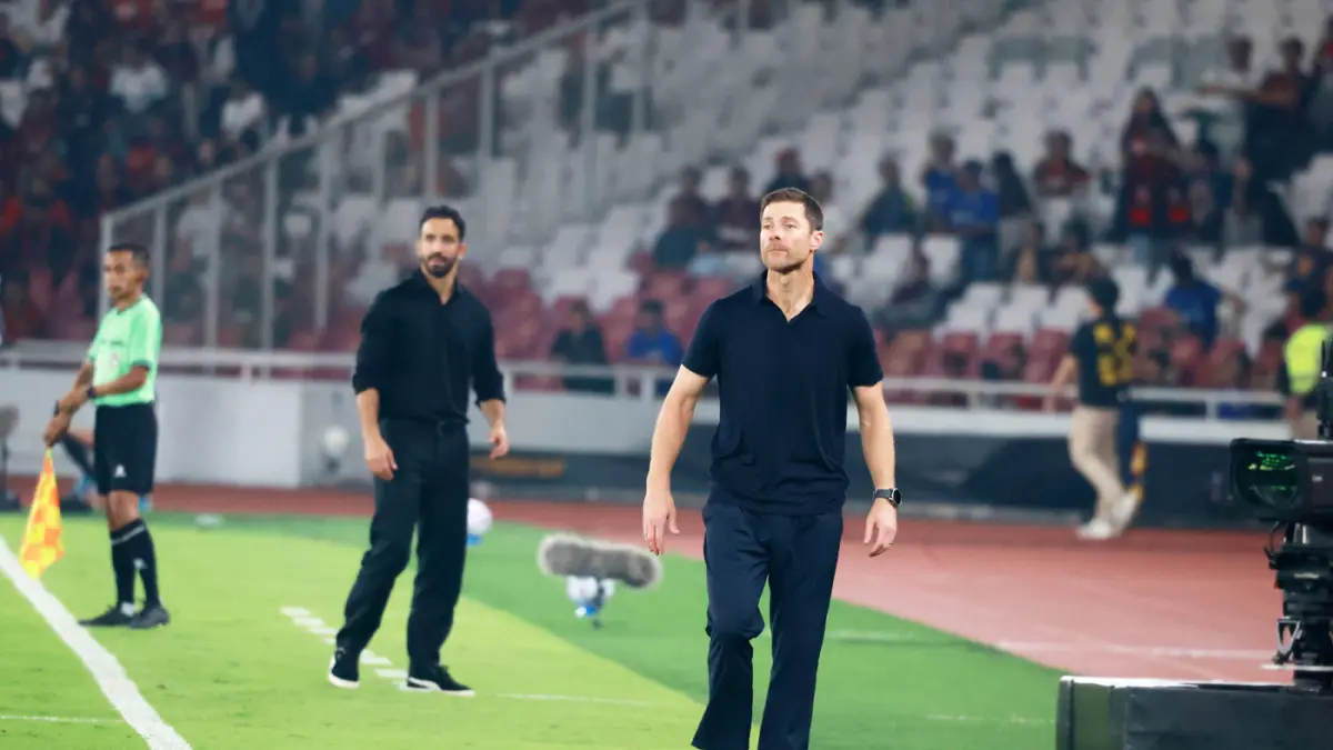 Pelatih Chelsea Xabi Alonso dalam pertandingan melawan AC Milan di Indonesia Super Cup 2026 di Stadion Utama Gelora Bung Karno, Jakarta, Sabtu (8/8/2026). (Dery Ridwansah/ JawaPos.com)