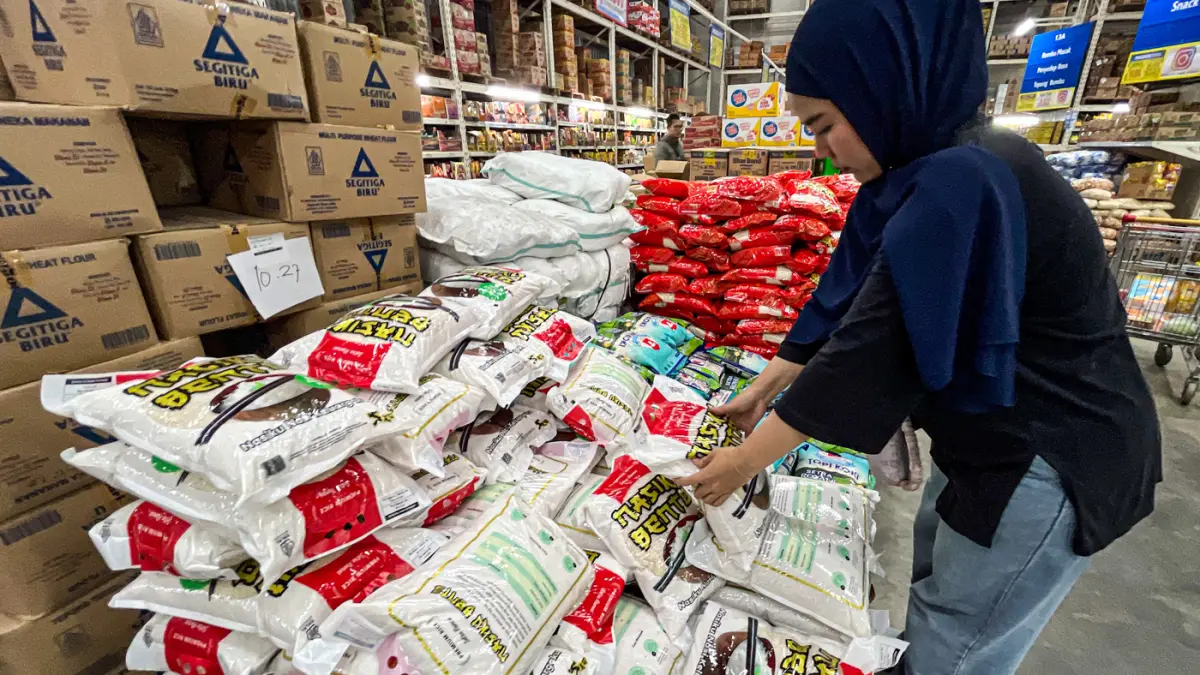 Pengunjung membeli beras di salah satu gerai ritel modern di Depok, Jawa Barat, Sabtu (8/8/2026). (Salman Toyibi/ Jawa Pos)