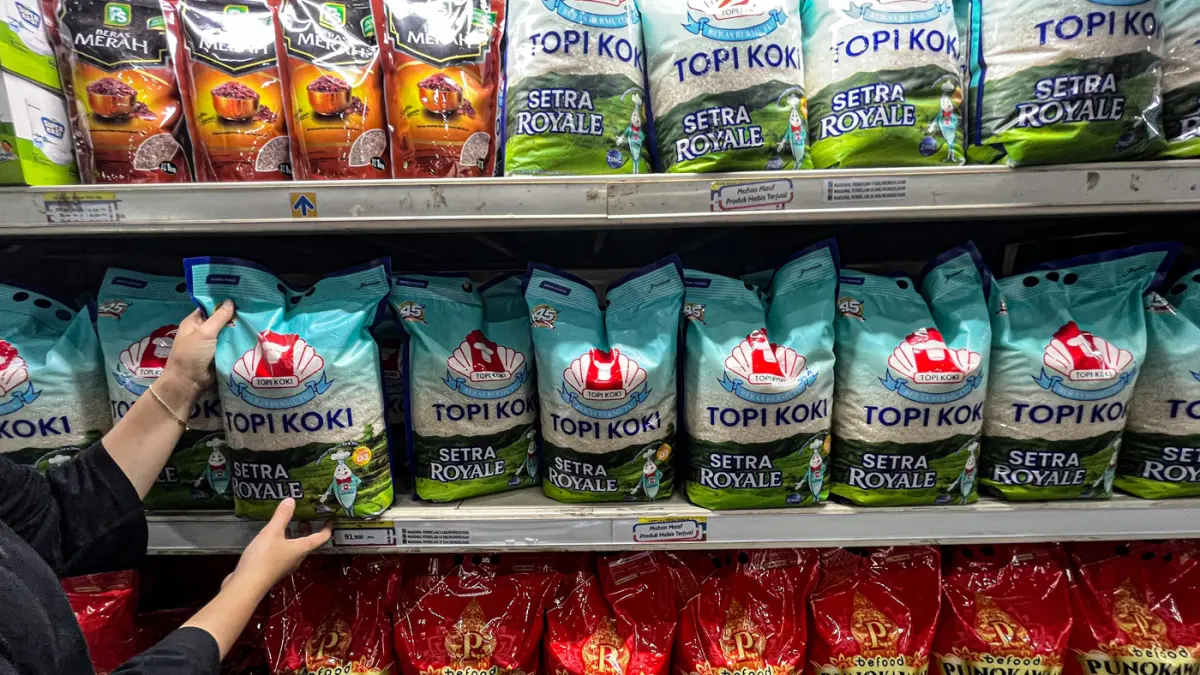 Pengunjung membeli beras di salah satu gerai ritel modern di Depok, Jawa Barat, Sabtu (8/8/2026). (Salman Toyibi/ Jawa Pos)