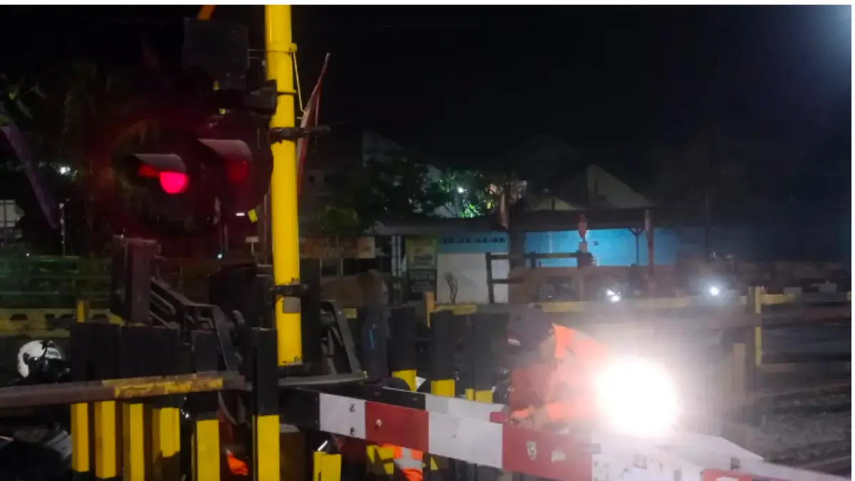Perbaikan Palang Pintu Kereta Api di Gamping.(Radar Jogja). - Image