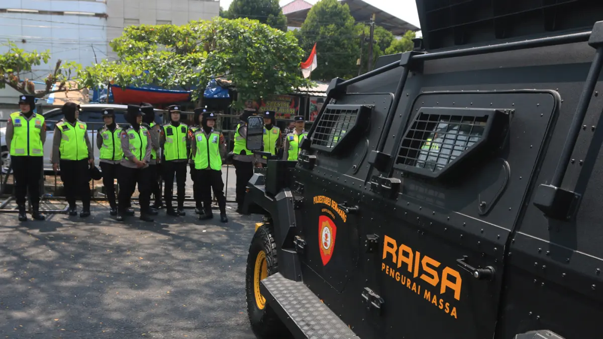 Personel Polisi Wanita melakukan pengamanan sidang lanjutan kasus dugaan suap dan gratifikasi proyek Direktorat Jenderal Perkeretaapian (DJKA),di Pengadilan Tipikor, Semarang, Jawa Tengah, Senin (10/8/2026). (Nur Chamim/ Jawa Pos Radar Semarang)