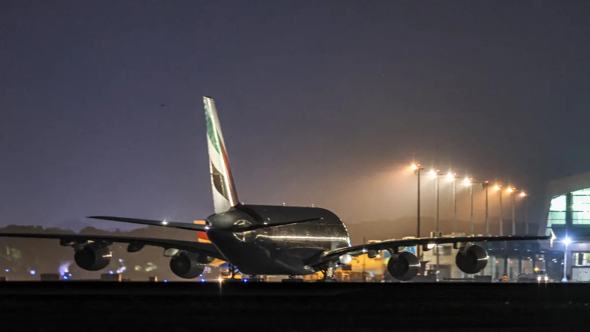 pesawat Airbus A380 milik maskapai Emirates di Bandara Soekarno-Hatta, Tangerang, Sabtu (08/08/2026). (Hanung Hambara/Jawa Pos)