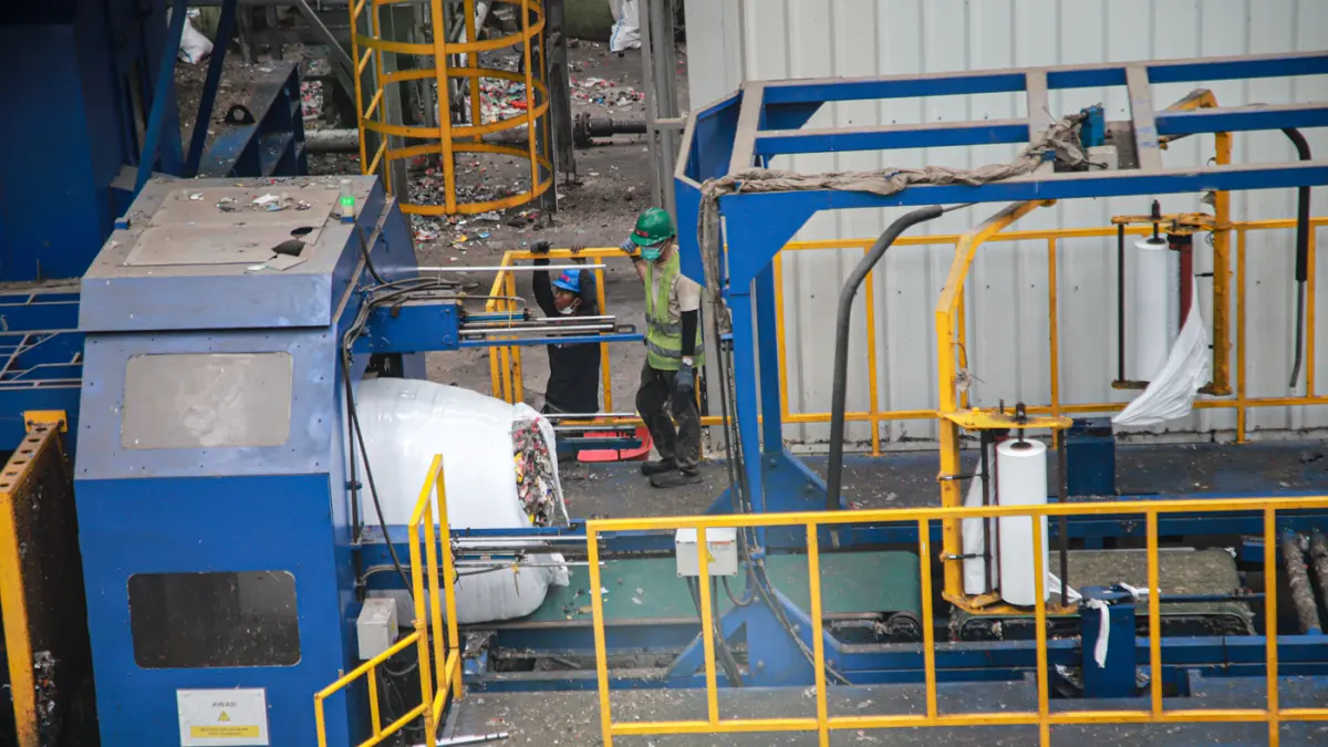 Petugas beraktifitas di pengolah sampah Refuse Derived Fuel (RDF) Rorotan di Jakarta, Senin (10/08/2026). (Hanung Hambara/Jawa Pos)