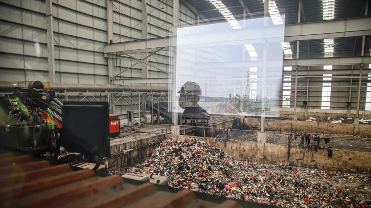 Petugas beraktifitas di pengolah sampah Refuse Derived Fuel (RDF) Rorotan di Jakarta, Senin (10/08/2026). (Hanung Hambara/Jawa Pos)