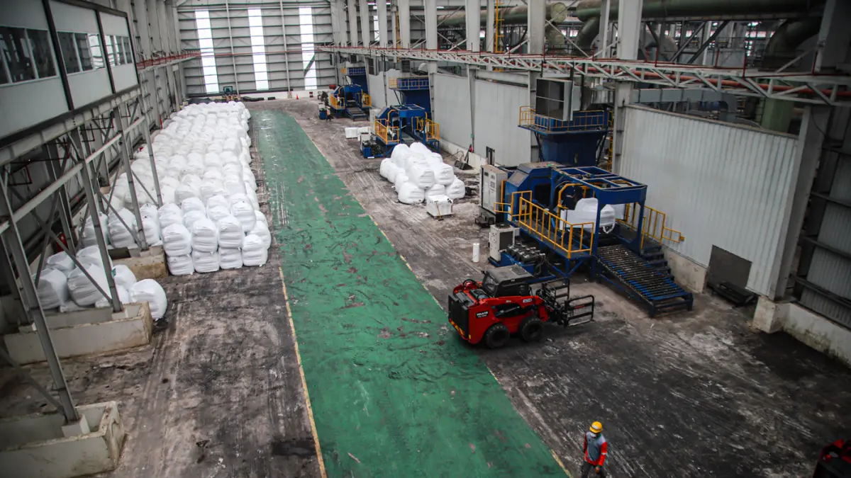 Petugas beraktifitas di pengolah sampah Refuse Derived Fuel (RDF) Rorotan di Jakarta, Senin (10/08/2026). (Hanung Hambara/Jawa Pos)