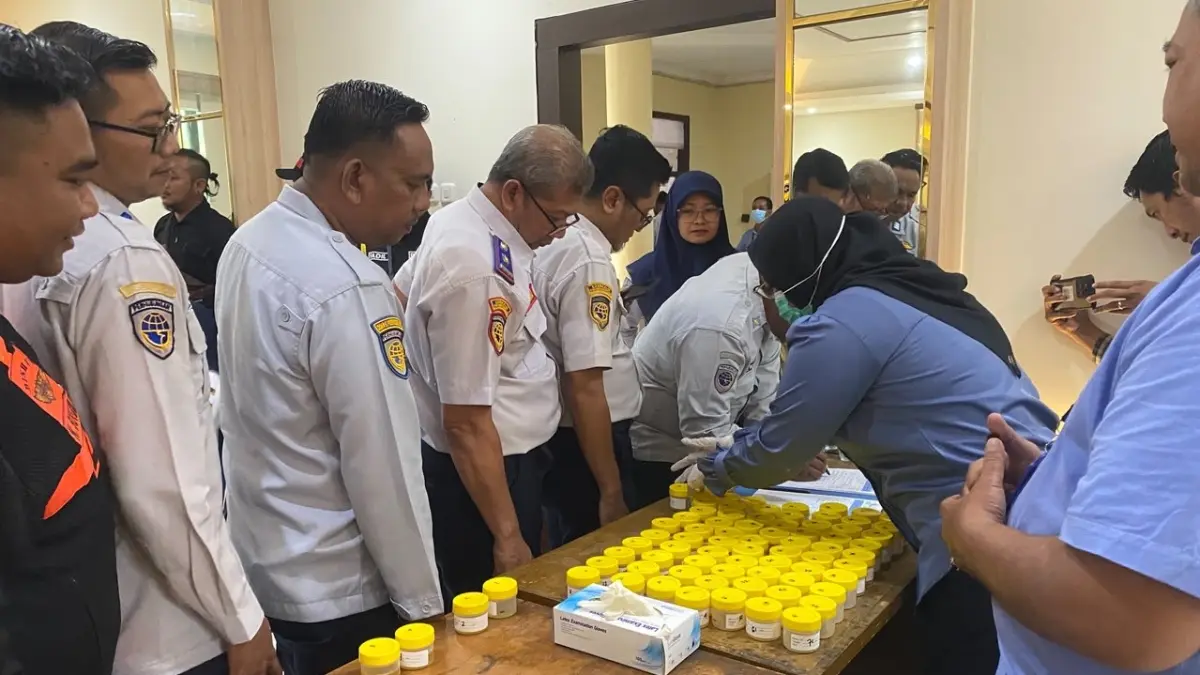 Usai Pegawai Outsourcing Ditangkap Kasus Narkoba, 100 Petugas Dishub Gresik Jalani Tes Urine - Image