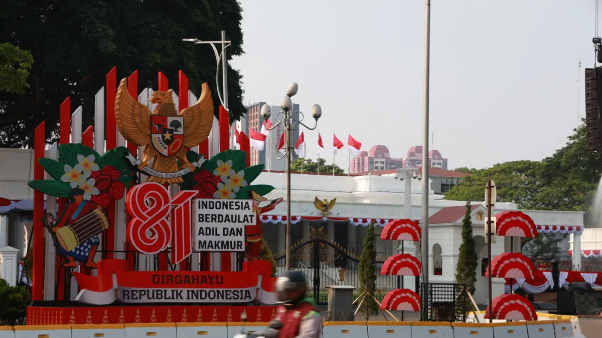 Sejumlah ornamen bernuansa Merah Putih menghiasi kawasan Istana Merdeka, Jakarta, Senin (10/8/2026). (Dery Ridwansah/ JawaPos.com)
