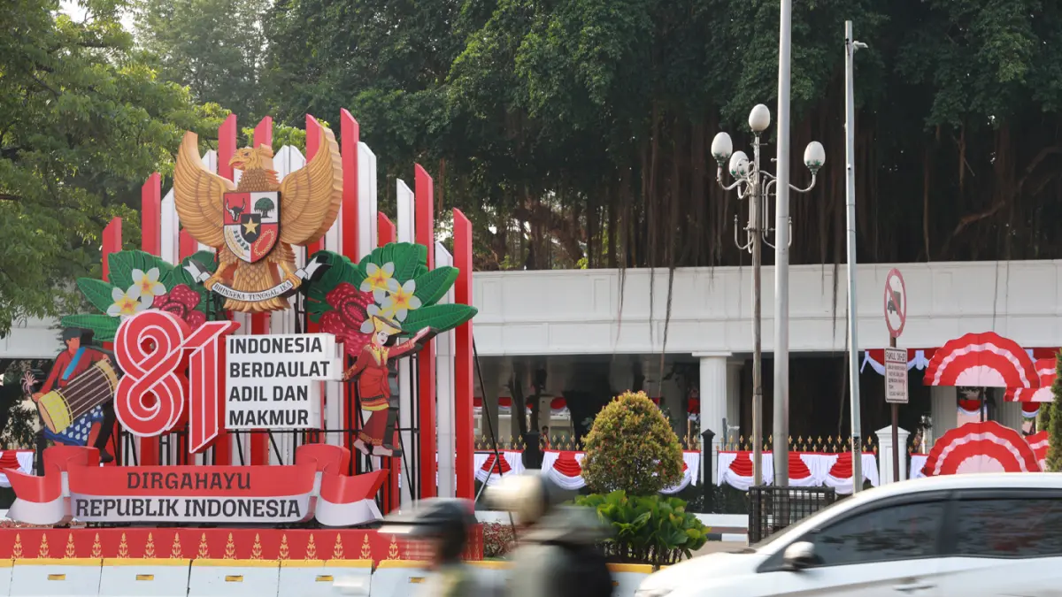 Sejumlah ornamen bernuansa Merah Putih menghiasi kawasan Istana Merdeka, Jakarta, Senin (10/8/2026). (Dery Ridwansah/ JawaPos.com)