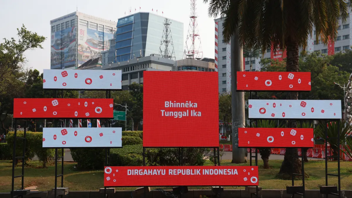 Sejumlah ornamen bernuansa Merah Putih menghiasi kawasan Istana Merdeka, Jakarta, Senin (10/8/2026). (Dery Ridwansah/ JawaPos.com)