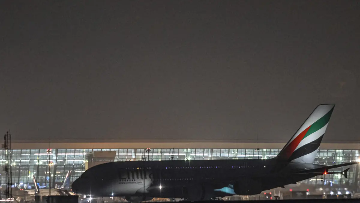 Sejumlah warga antusias menyaksikan pendaratan pesawat Airbus A380 milik maskapai Emirates di Bandara Soekarno-Hatta, Tangerang, Sabtu (08/08/2026). (Hanung Hambara/Jawa Pos)