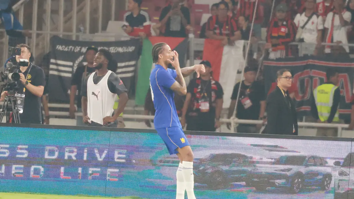 Selebrasi Penyerang Chelsea Joao Pedro usai mencetak gol tunggal melalui sundulan dalam pertandingan melawan AC Milan di Indonesia Super Cup 2026 di Stadion Utama Gelora Bung Karno, Jakarta, Sabtu (8/8/2026). (Dery Ridwansah/ JawaPos.com)