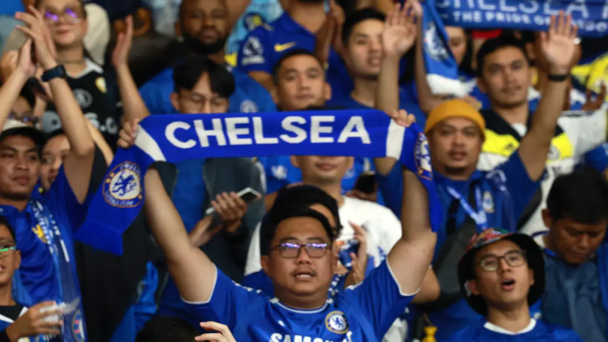 Suporter saat menyaksikan pertandingan Chelsea vs AC Milan dalam pertandingan Indonesia Super Cup 2026 di Stadion Utama Gelora Bung Karno, Jakarta, Sabtu (8/8/2026). (Dery Ridwansah/ JawaPos.com)