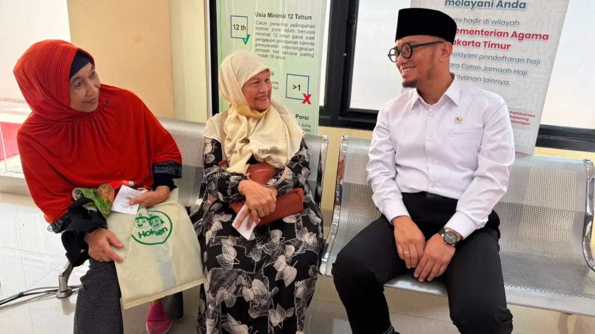 Wakil Menteri Haji dan Umrah RI Dahnil Anzar Simanjuntak berdiskusi dengan jamaah di Kantor Kemenhaj Jakarta Timur, Senin (10/8). (Kemenhaj) - Image
