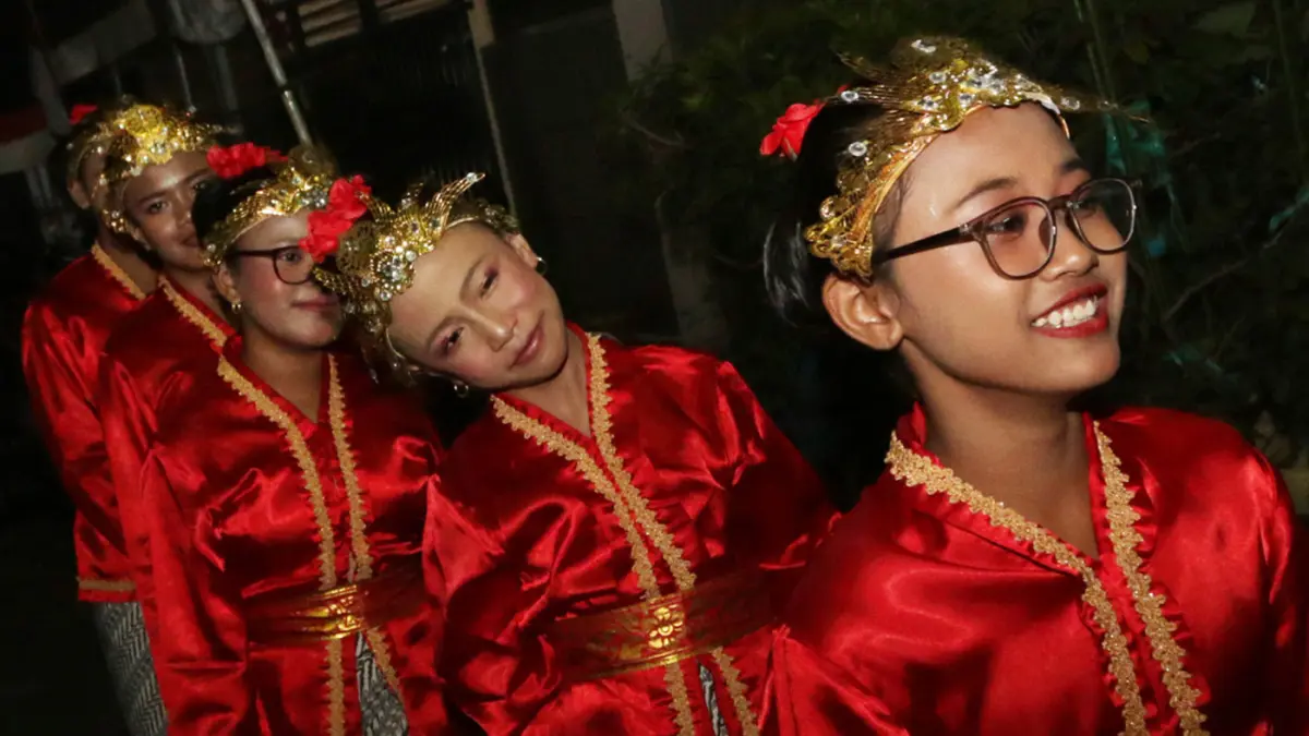 Anak-anak muda terlibat dalam kegiatan Pajatan Budaya Suara Kesadaran di Pandansari,Kota Semarang,Sabtu(8/8/2026). (Nur Chamim/ Jawa Pos Radar Semarang)